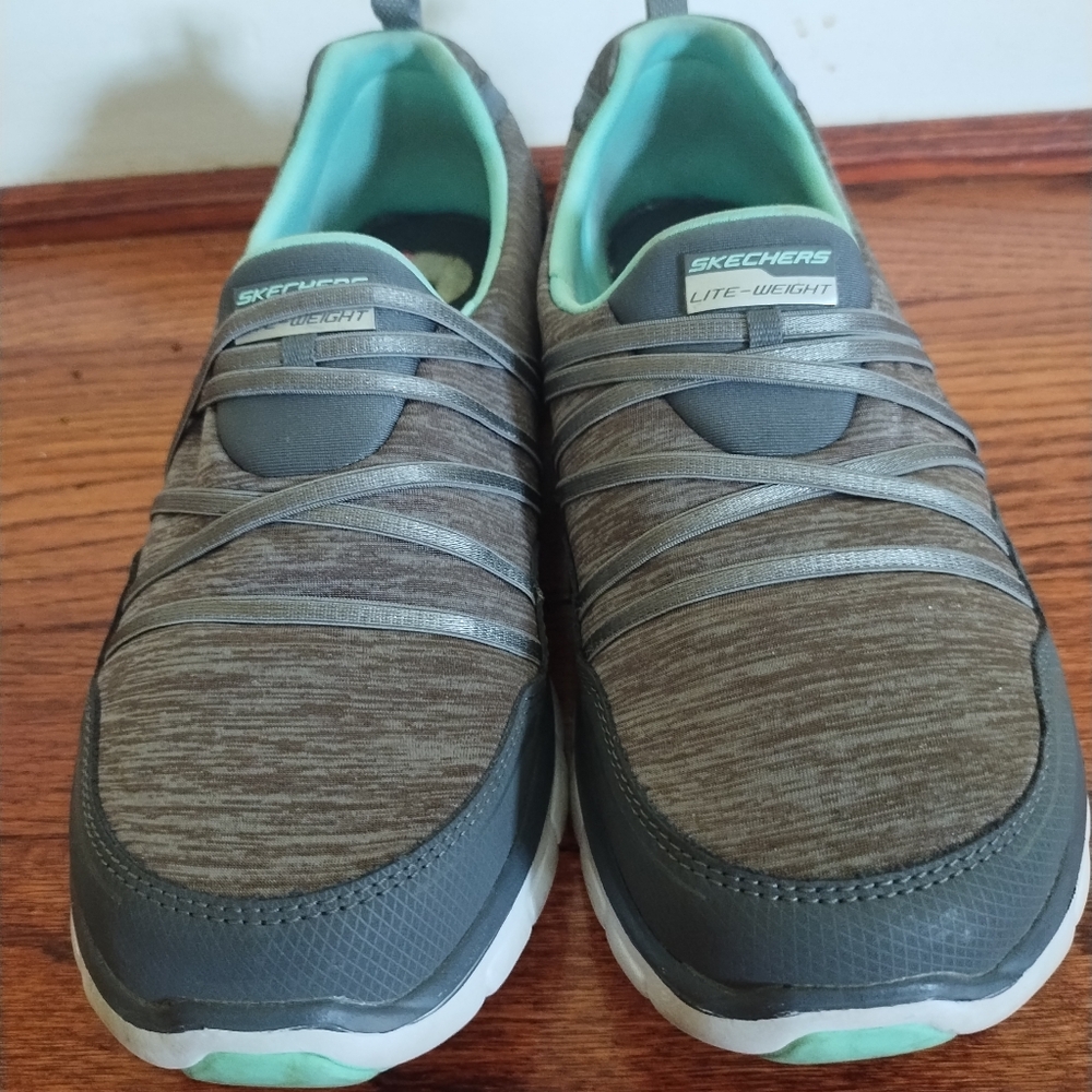 Skechers Lite weight sneaker size 7 Grey/mint green memory foam wide fit.